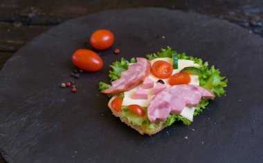 Bir baykuş şeklinde yapılmış bir jambon sandviç. Çocuk Servisi seçeneği