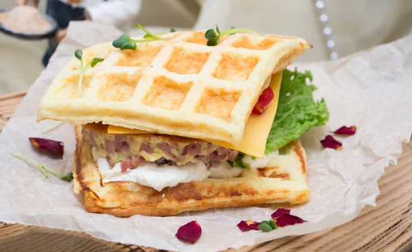 Potatisvåffelsmörgås Med Äggröra Och Korv Restaurang Som Serverar White Crumpled Royaltyfria Stockbilder