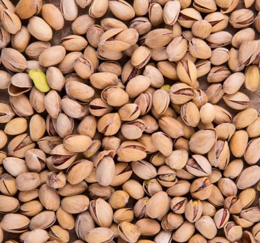 Kızarmış Tuzlu Pistachio serpintisi. Yukarıdan bak. Tasarım için arkaplan