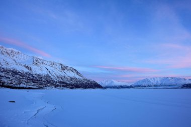 Günbatımı ve Alaska Dağları
