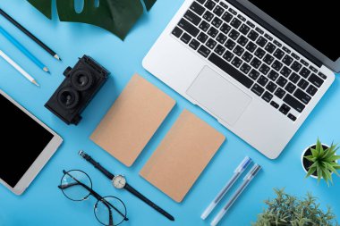 Moda aksesuarları, en az iç, çalışma alanı tasarım, stilize ev ofis tabloyla kavramı yakın çekim, yat, kopya alanı, üstten görünüm, mockup