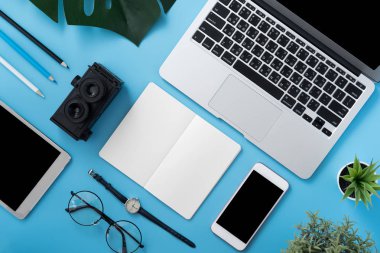 Moda aksesuarları, en az iç, çalışma alanı tasarım, stilize ev ofis tabloyla kavramı yakın çekim, yat, kopya alanı, üstten görünüm, mockup