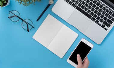 Ev ofis masa moda aksesuarları ile düz yatıyordu, bir kadın tutarak smartphone ile en az iç kavramı kopya alanı, üstten görünüm, mockup