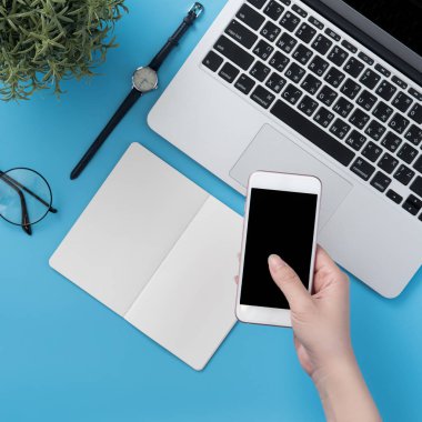 Ev ofis masa moda aksesuarları ile düz yatıyordu, bir kadın tutarak smartphone ile en az iç kavramı kopya alanı, üstten görünüm, mockup