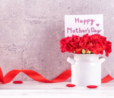 Mayıs Anneler Günü el yapımı giftbox tasarım fotoğraf - dilek güzel çiçek açan karanfil gri, ahşap arka plandaki tabloda, izole vazoda yakın çekim, uzay kopyalamak, yukarı alay