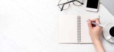 İzole stilize mermer office masada smartphone, dizüstü bilgisayar, gözlük ve kahve, alay çalışıyor, TOPVIEW, flatlay, boşaltmak, closeup üzerinde yazılı notlar bir kadındır