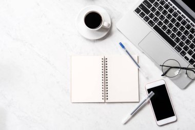 Resepsiyon smartphone, dizüstü bilgisayar, gözlük ve kahve, çalışma alanı tasarım, alay çalışma TOPVIEW, flatlay, boşaltmak, portre, stilize mermer office