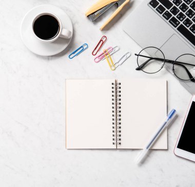 Resepsiyon smartphone, dizüstü bilgisayar, gözlük ve kahve, çalışma alanı tasarım, alay çalışma TOPVIEW, flatlay, boşaltmak, portre, stilize mermer office