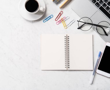 Resepsiyon smartphone, dizüstü bilgisayar, gözlük ve kahve, çalışma alanı tasarım, alay çalışma TOPVIEW, flatlay, boşaltmak, portre, stilize mermer office