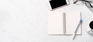 Resepsiyon smartphone, dizüstü bilgisayar, gözlük ve kahve, çalışma alanı tasarım, alay çalışma TOPVIEW, flatlay, boşaltmak, portre, stilize mermer office