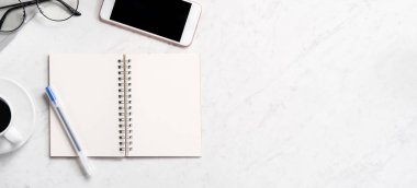 Resepsiyon smartphone, dizüstü bilgisayar, gözlük ve kahve, çalışma alanı tasarım, alay çalışma TOPVIEW, flatlay, boşaltmak, portre, stilize mermer office