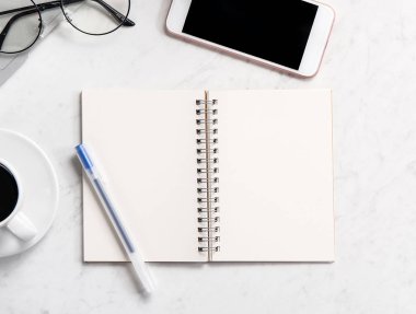 Resepsiyon smartphone, dizüstü bilgisayar, gözlük ve kahve, çalışma alanı tasarım, alay çalışma TOPVIEW, flatlay, boşaltmak, portre, stilize mermer office