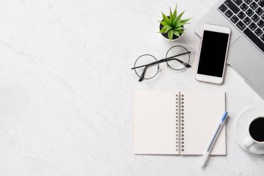 Resepsiyon smartphone, dizüstü bilgisayar, gözlük ve kahve, çalışma alanı tasarım, alay çalışma TOPVIEW, flatlay, boşaltmak, portre, stilize mermer office