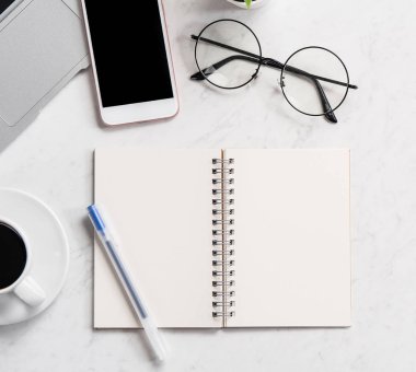 Resepsiyon smartphone, dizüstü bilgisayar, gözlük ve kahve, çalışma alanı tasarım, alay çalışma TOPVIEW, flatlay, boşaltmak, portre, stilize mermer office