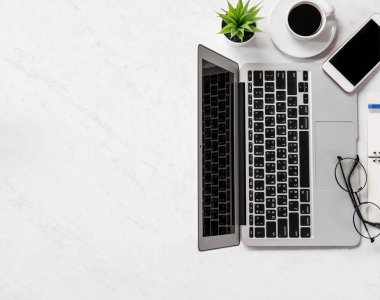 Resepsiyon smartphone, dizüstü bilgisayar, gözlük ve kahve, çalışma alanı tasarım, alay çalışma TOPVIEW, flatlay, boşaltmak, portre, stilize mermer office