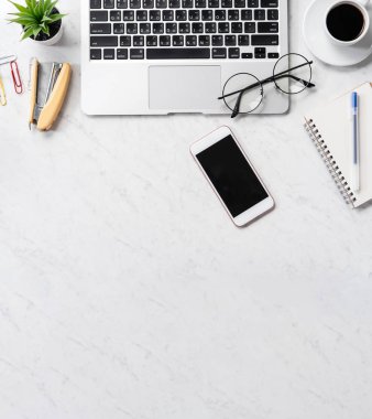 Resepsiyon smartphone, dizüstü bilgisayar, gözlük ve kahve, çalışma alanı tasarım, alay çalışma TOPVIEW, flatlay, boşaltmak, portre, stilize mermer office