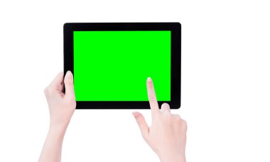 Beyaz arka planda izole yeşil ekran ile siyah bir tablet PC şablonu tutan genç güzel kız, yakın çekim, alay, kırpma yolu, kesilmiş