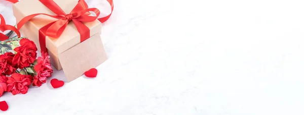 Mai Muttertag Konzept handgemachte Geschenkbox Idee Wünsche Fotografie - schöne blühende Nelken mit roter Schleife Bogen Box isoliert auf modernen Marmor Schreibtisch, Nahaufnahme, Kopierraum, Attrappe — Stockfoto