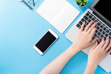 İş avcılık için Asya öğrenci sörf İnternet. Freelancer blog yazarı bir minimal temiz mavi masa kavramı, çalışma alanı, kopya alanı, düz yatıyordu, üst görünüm, mock up izole yazarak