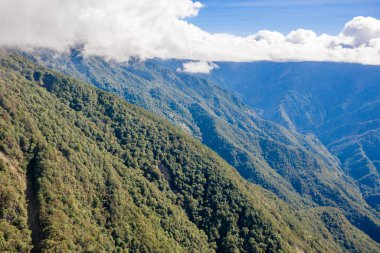 Tepenin üstünde Tayvan 'da güzel şaşırtıcı ünlü mt. Hehuan doğru Drone Uçan, havadan görünüm shot.