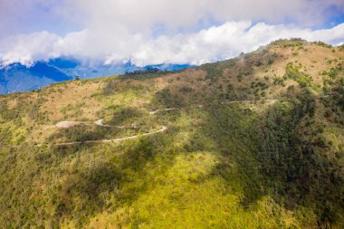 Tepenin üstünde Tayvan 'da güzel şaşırtıcı ünlü mt. Hehuan doğru Drone Uçan, havadan görünüm shot.