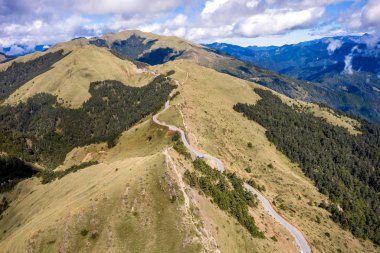 Tepenin üstünde Tayvan 'da güzel şaşırtıcı ünlü mt. Hehuan doğru Drone Uçan, havadan görünüm shot.