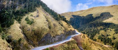 Tepenin üstünde Tayvan 'da güzel şaşırtıcı ünlü mt. Hehuan doğru Drone Uçan, havadan görünüm shot.