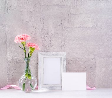 Yakın çekim, kopya alanı, sahte, beyaz duvar kağıtlarını izole et, pembe renk karikatür yaratıcı taze