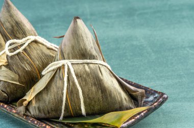 Yakın çekim, kopya alanı, Dragon Boat (Duan Wu) festivalinde ünlü Çin yemekleri, buharda pirinç köfte piramidal şekilli bambu yaprakları yapışkan pirinç ham maddeler tarafından yapılmış sarılmış