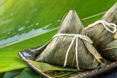 Yakın çekim, kopya alanı, Dragon Boat (Duan Wu) festivalinde ünlü Çin yemekleri, buharda pirinç köfte piramidal şekilli bambu yaprakları yapışkan pirinç ham maddeler tarafından yapılmış sarılmış
