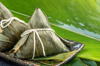 Yakın çekim, kopya alanı, Dragon Boat (Duan Wu) festivalinde ünlü Çin yemekleri, buharda pirinç köfte piramidal şekilli bambu yaprakları yapışkan pirinç ham maddeler tarafından yapılmış sarılmış