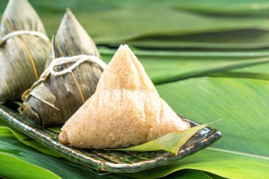 Yakın çekim, kopya alanı, Dragon Boat (Duan Wu) festivalinde ünlü Çin yemekleri, buharda pirinç köfte piramidal şekilli bambu yaprakları yapışkan pirinç ham maddeler tarafından yapılmış sarılmış