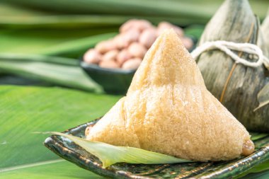 Yakın çekim, kopya alanı, Dragon Boat (Duan Wu) festivalinde ünlü Çin yemekleri, buharda pirinç köfte piramidal şekilli bambu yaprakları yapışkan pirinç ham maddeler tarafından yapılmış sarılmış