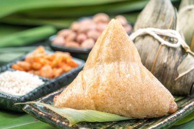 Yakın çekim, kopya alanı, Dragon Boat (Duan Wu) festivalinde ünlü Çin yemekleri, buharda pirinç köfte piramidal şekilli bambu yaprakları yapışkan pirinç ham maddeler tarafından yapılmış sarılmış