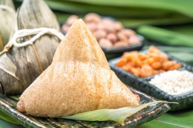 Yakın çekim, kopya alanı, Dragon Boat (Duan Wu) festivalinde ünlü Çin yemekleri, buharda pirinç köfte piramidal şekilli bambu yaprakları yapışkan pirinç ham maddeler tarafından yapılmış sarılmış