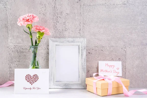 Заткнись, скопируй пространство, помалкивай, красивая идея праздника ко Дню матери, декорируй вручную коробки, цветущие свежие гвоздики с лентой розового цвета, изолированной на обоях. — стоковое фото