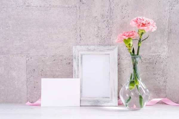 Заткнись, скопируй пространство, помалкивай, красивая идея праздника ко Дню матери, декорируй вручную коробки, цветущие свежие гвоздики с лентой розового цвета, изолированной на обоях. — стоковое фото