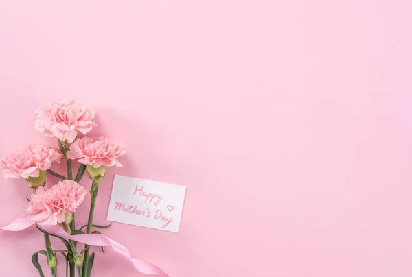 Piękne świeże kwitnące dziecko różowy kolor przetargu goździki na jasnym różowym tle, dzień matki dzięki koncepcji projektu, widok z góry, płaski lay, przestrzeń kopiowania, zbliżenie, makiety w górę — Zdjęcie stockowe