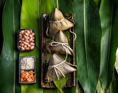 Yakın çekim, kopya alanı, üst görünüm, ünlü Asya Çin lezzetli el yapımı gıda ejderha tekne (Duan Wu) Festival, buharda pirinç köfte şeklinde piramit tarafından yaprakları maddeler