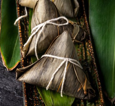 Yakın çekim, kopya alanı, üst görünüm, ünlü Asya Çin lezzetli el yapımı gıda ejderha tekne (Duan Wu) Festival, buharda pirinç köfte şeklinde piramit tarafından yaprakları maddeler