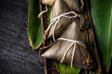 Yakın çekim, kopya alanı, üst görünüm, ünlü Asya Çin lezzetli el yapımı gıda ejderha tekne (Duan Wu) Festival, buharda pirinç köfte şeklinde piramit tarafından yaprakları maddeler