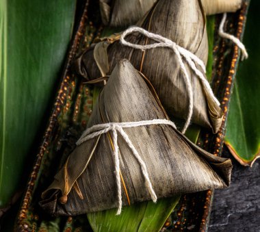 Yakın çekim, kopya alanı, üst görünüm, ünlü Asya Çin lezzetli el yapımı gıda ejderha tekne (Duan Wu) Festival, buharda pirinç köfte şeklinde piramit tarafından yaprakları maddeler