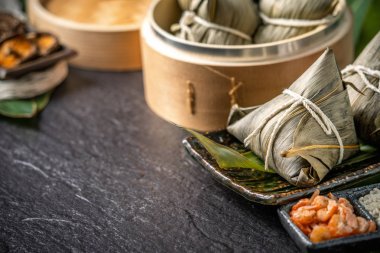 Yakın çekim, kopya alanı, Dragon Boat (Duan Wu) festivalinde ünlü Asya lezzetli el yapımı gıda, buharda buharda pirinç köfte şeklinde piramit yaprakları malzemeler tarafından sarılmış taze