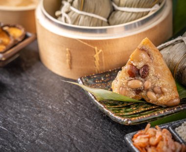 Yakın çekim, kopya alanı, Dragon Boat (Duan Wu) festivalinde ünlü Asya lezzetli el yapımı gıda, buharda buharda pirinç köfte şeklinde piramit yaprakları malzemeler tarafından sarılmış taze
