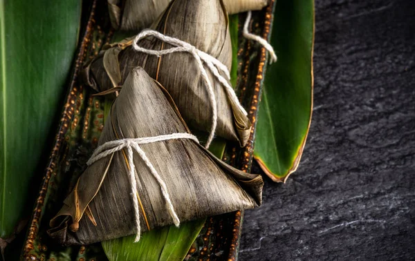 Zavřít, kopírovat místo, pohled, slavné asijské čínské chutné ručně vyrobené jídlo v drajním člunu (Duan Wu), vařené rýžové knedlíky tvarované do pyramidových listů — Stock fotografie
