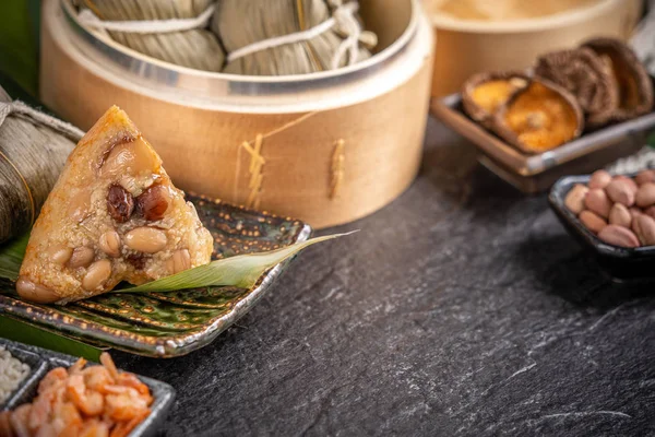 Close up, espaço de cópia, famoso asiático saboroso comida artesanal em dragão barco (duan wu) festival, fresco a partir de vapor bolinhos de arroz em forma de pirâmide embrulhado por folhas ingredientes — Fotografia de Stock