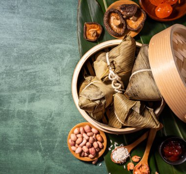 Kapat, kopya alanı, üst görünüm, düz yatıyordu. Duan Wu Festivali'nde ünlü asya çin lezzetli el yapımı gıda, piramidal malzemeler şeklinde buğulanmış pirinç köfte