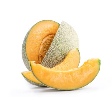 Kapat, yolu kes, kes. Güzel lezzetli dilimlenmiş kaya kantaloup kavun beyaz arka plan izole