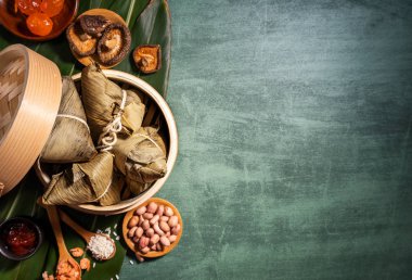 Kapat, kopya alanı, üst görünüm, düz yatıyordu. Duan Wu Festivali'nde ünlü asya çin lezzetli el yapımı gıda, piramidal malzemeler şeklinde buğulanmış pirinç köfte