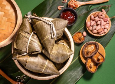 Kapat, kopya alanı, üst görünüm, düz yatıyordu. Duan Wu Festivali'nde ünlü asya çin lezzetli el yapımı gıda, piramidal malzemeler şeklinde buğulanmış pirinç köfte